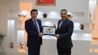 Vali Orhan Tavlı, su altında en uzun süre kalarak Dünya Guinness Rekorlar Kitabı’na giren Türk Sualtı Sporcusu Cem Karabay’la bir araya geldi. 2018 TROYA YILI için sembolik Troya Atı’nın da yer alacağı yeni bir rekor denemesine hazırlanan başarılı sporcu Cem […]