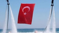 Antalya’nın Kemer ilçesinde 23 Nisan Ulusal Egemenlik ve Çocuk Bayramı dolayısıyla flyboard sporcuları denizde Türk Bayrağı açtı. Çocuklar da flyboarda binerek eğlendi. Ay Işığı Koyu’nda dünya şampiyonası için antrenmanlarına devam eden Türkiye Flyboard Şampiyonu Uğur Piro, 23 Nisan Ulusal Egemenlik […]