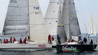 TAYK tarafından ViaPort Marina desteğinde düzenlenen Fahir Çelikbaş Kupası’nda serinin 2’nci yarışı Tuzla parkurunda düzenlenen iki yarışla tamamlandı. İlk yarışı güneyli havada tamamlayan ekipler, ikinci yarışa da aynı havada başladı ama ilk üç tekne dışında kalanlar finişe poyrazla girdi. Rüzgarın […]