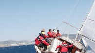 Era Bodrum Yelken Kulübü tarafından düzenlenen OTOKAR Tırhandil Cup 2018 Kış Trofesi’nin V. Etap mücadelesi 21-22 Nisan’da yapıldı. 21 Nisan Cumartesi sabahı saat 10.00’da Gemibaşı Restoran’da yapılan brifingde Tırhandil Cup’ın başhakemi uygulanacak genel kuralları kısaca hatırlattı. OTOKAR Tırhandil Cup 2018 […]
