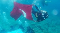 Ayvalık’ta 19 Mayıs Gençlik ve Spor Bayramı nedeniyle üniversite ve lise öğrencileri ile bir grup sporcu denizin 18 metre altında Türk Bayrağı açarak Mustafa Kemal Atatürk ile silah arkadaşlarını andı. Balıkesir’in Ayvalık ilçesinde 19 Mayıs Gençlik ve Spor Bayramı nedeniyle […]