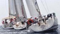 CFM-BAYK Kış Trofesi’nde sondan bir önceki ayak belki de trofe boyunca gerek yarışan ekipleri, gerek yarışı yönetenleri en zorlayan etap oldu. Yönü doğudan batıya 170-180 derece oynayan, gücü de 8-14 knot arasında değişen, kimi zaman “0”a düşen rüzgara rağmen iki […]