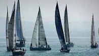 İYK 2018 Yat Trofesi’ne dahil Deniz Harp Okulu Kupası Yat Yarışı, 37 teknenin katılımı ile Tuzla parkurunda gerçekleşti. Batı rüzgarı ile başlayan yarışta hava daha sonra kıbleye dönünce, hafif havayı fırsat bilen ekipler, apaz seyirde neredeyse balonlarını rota boyunca hiç […]