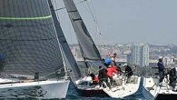 “Benzer Tekneler Yarışı”nda ilk gün 9 Farr 40’ın katılımı ile hedeflenen üç yarış yapıldı. Başlarda 8 knot’lık hafif kuzeyli rüzgar, sonraları 20 knot’a kadar yükseldi. Erhan Uzun dümenciliğindeki FarrFara 5-1-3’lük sonuçla günü birincilikle tamamladı. Caddebostan parkurundaki mücadeleye yarın MAT 1010 […]