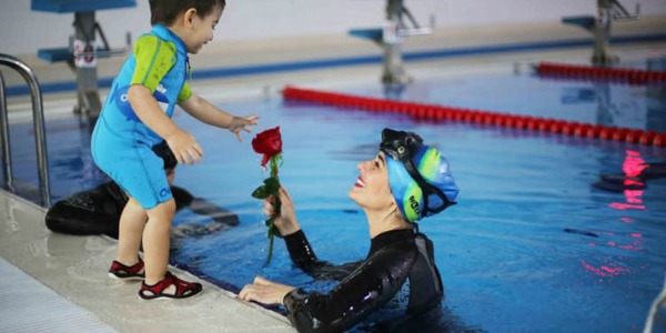 Kadın milli takım sporcularından Bilge Çingigiray, statik apnea yarışında 6.