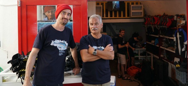 Ayın yedisinde sabah, Cousteau Santorini devlet ilkokulundan gelen ve ona