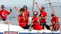 EAYK’ın (Ege Açıkdeniz Yat Kulübü) Çeşme Marina desteğinde düzenlediği 2018 Kış Trofesi, 5. Ayak yarışları ile tamamlandı. Kapanışın 19 Mayıs’a rastlaması yüzünden EAYK, denize çıkan tüm katılımcılara ay-yıldızlı tişörtler dağıttı. Buna bir de yelkenlerinde Atatürk posterleri taşıyan tekneler eklenince “manzara” […]