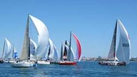 İlk gün İstanbul Boğazı’nda yelken açan filo, ikinci gün Caddebostan-Adalar arasındaki coğrafi rotada mücadele etti. Hafif rüzgarın lodos ile poyraz arasındaki kararsızlığı ekiplere bolca manevra yaptırdı. Yarış tamamlandığında beklenen poyraz oldukça güçlü geldi ama bu rüzgarın yarışanlara bir faydası olmadı. […]