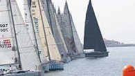 TAYK-MDK Marmara Kupası’nın startı planlandığı gibi sabah saat 10.00’da Moda Deniz Kulübü’nden verildi. Son anda Orient Express VI’nın kaydını geri çekmesi ile yarışan tekne sayısı 20’ye indi. Asmalıada’yı saat 22.08’de dönen ilk tekne Vakkorama oldu. Peşinden Ford Otosan-Fenerbahçe 2 ile […]