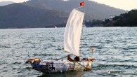 Muğla’nın Fethiye ilçesinde Şeref Topçu’nun iki ay boyunca sokaktan topladığı pet şişelerden yaptığı tekne, Çalış Plajı’ndan yüzdürüldü. Foça Mahallesi’nde yaşayan Topçu, iki ay önce mahalle ve sokaklardaki atık pet şişeleri toplamaya başladı. Topladığı pet şişeleri yine atık balık ağlarıyla birbirine […]