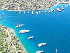 Bodrum’un en bakir yerlerinden Mandalya Körfezi’ndeki balık çiftliklerinden gelen atıklar,