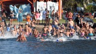 Muğla’nın Bodrum ilçesinde 30 Ağustos Zafer Bayramı dolayısıyla düzenlenen etkinlikte, 70 kişi sahilden bin 200 metre uzaklıktaki Çelebi Adası’na yüzdü. Bodrum’da, 30 Ağustos Zafer Bayramı dolayısıyla düzenlenen etkinlikte 70 kişi, sahilden bin 200 metre uzaklıktaki Çelebi Adası’na yüzdü. Bodrum’un Ortakent-Yahşi […]