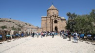 Van’daki Akdamar Adası’nda, Sualtı Görüntüleme Yönetmeni Tahsin Ceylan’ın 25 yıl boyunca Van Gölü’nde çektiği fotoğraflar sergilendi. Ceylan ve ekibinin yıllardır gölde çektiği fotoğraflardan oluşan Van Gölü’nün Sırları konulu sergi, Gevaş Kaymakamlığının desteği ile Akdamar Adası’nda açıldı. Fotoğraf sergisinin açılış kurdelesi, Vali Yardımcısı ve Gevaş Kaymakamı İshak […]