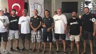 Adalar çevresindeki geleneksel rotasında gerçekleşen TAYK-BDK Kupası’na IRC ve Gezi sınıflarında 30 tekne kayıt verdi. Tüm tahminlerin güçlü poyraz gösterdiği parkurda, Heybeliada önlerinden verilen startın ardından Büyükada’ya rota koyan filoyu imbat rüzgarı karşıladı. Ekipler poyrazı yarışın son düzlüğünde yakaladı. TAYK-Burgazada […]
