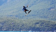 2018 Dünya Kiteboard Ligi’nin Türkiye ayağında 15 ülkeden 35 sporcu yarışıyor. Muğla’nın Akyaka ilçesinde düzenlenen 2018 Dünya Kiteboard Ligi’nin Türkiye ayağı, üçüncü gün yapılan yarışlarla devam etti. Kültür ve Turizm Bakanlığı, Gençlik ve Spor Bakanlığı ile Muğla Valiliğinin himayesinde, Türkiye […]