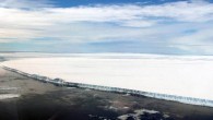 Antarktika’da sıra dışı ılık hava sebebiyle geçtiğimiz yıl kopan trilyon ton ağırlığındaki A-68 buz dağı, kontrolsüz şekilde yol almaya başladı. Buz dağının, küresel çapta iklim değişikliğine yol açabileceği söyleniyor. Geçtiğimiz yıl Antarktika’nın Larsen C Buz Tabakası’ndan ayrılan ve İstanbul’un 1.5 […]