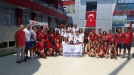 Türkiye U15 Sutopu Federasyon Kupası İskenderun Yüzme İhtisas’ın oldu. 31 Ağustos-2 Eylül tarihleri arasında Adana Atatürk Yüzme Havuzu’nda düzenlenen müsabakalarda A Grubunda 6 takım arasında yapılan mücadeleler sonucunda namağlup olarak maçları tamamlayan İskenderun ekibi 2018 U15 Bayanlar Sutopu Federasyon Kupasının […]
