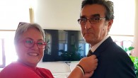 Tema Vakfı Kuşadası Türkmen mahalle sorumlusu Sibel Kocaman Kuşadası Kaymakamımız Sayın Saadettin Yücel’e hoşgeldiniz ziyaretinde bulunarak doğa hakkında sohbet edip doğa sever Kaymakamımıza yeşil yaprak rozetini takarak daha yeşil bir Kuşadası için çalışmalarında başarılar diledi.