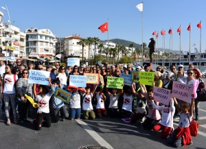 Muğla’nın Marmaris ilçesinde aralarında kentte yaşayan yabancıların da bulunduğu hayvanseverler