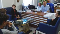 Sığacık’taki Teos Marina’da bölgedeki genç sporcular için heyecan verici gelişmeler yaşanıyor. Marina alanında yer alan Teos Yat ve Yelken Kulübü özellikle maddi durumu elverişli olmayan çocukları yelken sporuna kazandırmayı hedefliyor. Çiçeği burnunda kulüp ilk ciddi sınavını 19-24 Kasım’da yapılacak Atatürk […]