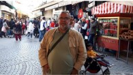 Ege köy, kasaba ve mahallelerinin kalbi, sokak ve caddelerini haftanın sadece bir günü kaplayan Pazar tezgahlarında atar. Pazar; bir şenlik, sosyalleşme ve de alışverişin kutsal günüdür. Ancak, kent ve ilçelerin akan kanının hızlandıran pazar yerlerini sevmeyenler de vardır. Marketler ve […]