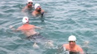 Kuzguncuk sahilinde bir araya gelen 30 yüzücü, dondurucu soğukta denize girdi. Her hafta soğuk sularda denize girdiklerini belirten yüzücüler, İstanbullular’ın sokağa çıkmaya çekindiği soğuk havalarda mayolarını giyerek Boğaz’ın tadını çıkardı. İstanbul’da her hafta denize giren Open Water Yüzme Kulübü üyeleri, […]