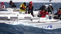Bodrum’da 41 teknede yaklaşık 360 sporcunun katıldığı BAYK Kış Trofesi’nin 1. ayak yarışları tamamlandı. Rüzgar hızının zaman zaman 40 kilometreyi geçtiği yarışlarda zor anlar yaşayan sporcuların dalgalarla mücadelesinde renkli görüntüler oluştu. Bodrum Açık Deniz Yelken Kulübü’nce (BAYK) düzenlenen BAYK Kış […]
