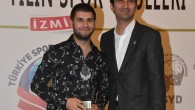 Türkiye Spor Yazarları Derneği (TSYD) İzmir Şubesi’nin düzenlediği 7.Ege’de Yılın Spor Ödülleri’nde Arkas Çeşme Yelken Gençlik ve Spor Kulübü sporcusu Yılkan Timurşah 2018 yılında “Yılın Sporcusu” seçildi. Yılkan Timurşah ödülünü, Tarihi Havagazı’nda düzenlenen ödül töreniyle aldı. Timurşah 2017 senesinde Laser […]