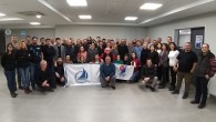 Aday Yelken Hakemi Kursu, Bursa Yelken Kulübü ev sahipliğinde gerçekleştirildi. Kursa bugüne kadar en yüksek katılım olan 56 aday hakem katılırken adaylar ortalama 80 puanla kursu başarıyla tamamladı. Trabzon, Bursa, Çanakkale, İzmir, Antalya ve Muğla olmak üzere ülkenin dört bir […]