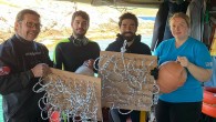 İzmir Büyükşehir Belediyesi’nin başlatmış olduğu “Kalamar Projesi” kapsamında Çeşme Marina, denize kalamar yuvası bırakmaya devam ediyor. Pilot çalışma kapsamında Çeşme Marina, kendi çalışanları tarafından hazırlanmış olan 2 kalamar yuvasını, Aralık ayında marina trafiğinden etkilenmeyecek bir yere bırakmıştı. Bu yuvaların kontrolleri […]