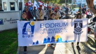 B.B. Bodrumspor Yelken Şubesi ev sahipliğinde düzenlenen 7.Bodrum Uluslararası Optimist Yarışı açılış seremonisiyle başladı. 17 Ülkeden 493 sporcunun katıldığı BIOR’da; Bodrum Marina’dan meydana kadar kortej yürüyüşü gerçekleştirildi. Bodrum Bandosu eşliğinde yapılan yürüyüşe yerli ve yabancı turistler büyük ilgi gösterdi. 7.Bodrum […]