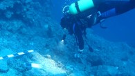 Antalya’nın batısında keşfedilen 3 bin 600 yıllık dünyanın en eski gemi batığında yastık formlu 74 bakır külçe bulundu. Yastık formlu bakır külçelerin dünyada sadece 5 örneği olduğu kaydedildi. Akdeniz Üniversitesi Sualtı Araştırma Merkezi Öğretim Üyesi Doç. Dr. Hakan Öniz ile […]