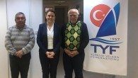 Çandarlı Yelken ve Su Sporları Kulübü Başkanı Caner Güçal ve Yönetim Kurulu Üyesi İrfan Bora, Türkiye Yelken Federasyonu Başkanı Özlem Akdurak’ı ziyaret etti. TYF İzmir ofisinde gerçekleşen ziyarette Güçal, kulüplerinin faaliyetlerini ve projelerini Başkan Akdurak’a aktarırken fikir alışverişinde bulunuldu. Türkiye […]