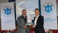 İMEAK Deniz Ticaret Odası Aliağa Şubesi Mart Ayı Meclis toplantısına Türkiye Yelken Federasyonu Başkanı Özlem Akdurak konuk oldu. Türkiye Yelken Federasyonu Başkanı Özlem Akdurak, yelken sporlarının Türkiye’deki yeri ve durumu hakkında katılımcıları bilgilendiren bir konuşma gerçekleştirdi. Akdurak, konuşmasının ardından İMEAK […]