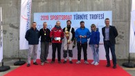 2019 Sportsboat Trofesi 2.Ayak Yarışları Pendik Yelken Kulübü ev sahipliğinde 23 teknenin katılımıyla gerçekleştirildi. Yapılan üç yarış sonunda Troy OneDesign ile Şükrü Sanus ve ekibi birinciliği elde ederken Nimbus ile Heybeliada Su Sporları Kulübü ikinci ve Asteriks Junior ile Ergün […]