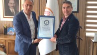 Cem Karabay, 23-24 Nisan 2018 tarihleri arasında Gökçeada’da gerçekleştirmiş olduğu ‘Soğuk Denizde Yaşama Dünya Rekoru’ ile ilgili aldığı sertifikaları sergilenmek üzere Gökçeada Kaymakamı Ender Faruk Uzunoğlu’na teslim etti. 23-24 Nisan 2018 tarihleri arasında Çanakkale’nin Gökçeada ilçesinde gerçekleştirmiş olduğu Soğuk Denizde […]