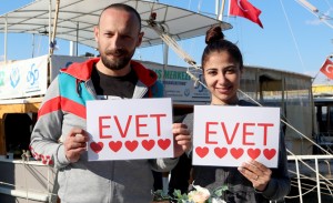 Fethiye’de yeni evli çift için su altında düzenlenen temsili nikah