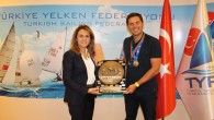 Dragon sınıfında Provezza ekibiyle ülkemize madalyalar kazandıran Ali Tezdiker, Türkiye Yelken Federasyonu Başkanı Özlem Akdurak’ı ziyaret etti. TYF İstanbul ofisinde gerçekleşen ziyarette Ali Tezdiker, kazandığı madalyaları Başkan Akdurak ile paylaşırken önümüzdeki yarışları hakkında bilgi verdi. Türkiye Yelken Federasyonu