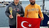 Didim Yat ve Yelken Kulübü, Bulgaristan’da gerçekleştirilen 13. Bourgas Sailing Week Yarışları’nda Didim’e üçüncülükle döndü. Bulgaristan’da düzenlenen 13. Bourgas Sailing Week Yarışları’na Didim Yat ve Yelken Kulübü, 3 sporcuyla katıldı. Antrenörleri Mehmet Türeli nezdinde Optimist, Lazer Radial ve Laser 4.7 […]
