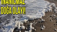 Mersin’de hafta sonunda harika bir görsel şölen oluşturan inanılmaz bir doğa olayı yaşandı. Deniz, adeta deterjan dökülmüş gibi köpürürken, kıyıya vuran köpükleri gören insanlar gözlerine inanamadı. Mersin’de hafta sonunda merkez Mezitli ilçesi kıyılarına gidenler, müthiş bir görüntüyle karşılaştı. Özellikle Davultepe […]
