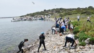 Tavşan Adası’nda çevre gönüllüleri tarafından temizlik çalışması yapıldı. Etkinlik süresince kıyı temizliği ve su altı temizliğinin yanı sıra fidan dikimi gerçekleştirilerek canlılar için yiyecek bırakıldı. İzmir’in Aliağa ilçesi Atatürk Mahallesi’ne bağlı Tavşan Adası’nda çevre gönüllüleri tarafından temizlik çalışması yapıldı. Aliağa […]