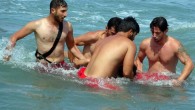 Karadeniz’de yaşanan boğulma vakalarının önüne geçmek amacıyla cankurtaran ekipleri, Samsun’da tatbikat yaptı. Tatbikata Sahil Güvenlik Komutanlığı helikopteri de eşlik etti. Samsun Büyükşehir Belediyesi İtfaiye Daire Başkanlığı’na bağlı cankurtaran ekipleri, yaz aylarında boğulmaların sıklıkla yaşandığı Atakum sahilinde tatbikat gerçekleştirdi. Senaryo gereği […]