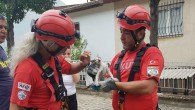 Sel, yangın, deprem, doğada kaybolma gibi pek çok acil duruma hayat kurtarmak amacıyla müdahalelerde bulunan Türkiye’nin en önemli arama-kurtarma derneklerinden biri olan AKUT; hayatlarına dokunduğu canlar için umut, ışık ve yaşam kaynağı olmuştur ve olmaya devam ediyor. Tüm Türkiye’de olduğu […]