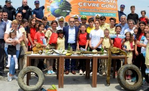 Mudanya’da 4 dalgıçla yapılan temizlik çalışmasında otomobil lastiği, metal eşyalar,