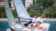 Türkiye Yelken Federasyonu 2019 yılı faaliyet programında yer alan Sportsboat Trofesi 5. Ayak Yarışları, 21 Temmuz 2019 Pazar günü Moda Deniz Kulübü’nün ev sahipliğinde Fenerbahçe Koyu içinde yapılan 3 şamandıra yarışı ile gerçekleşti. Dereağzı yönünde Setur Marina açığına atılan orsa […]