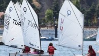 Türkiye’nin tek ücretsiz yelken kursu Eğirdir Gölü’nde veriliyor. Pahalı bir spor olarak bilinen yelkende 5-15 yaş arası çocuklara yönelik kurs eğitimleri yalnızca Isparta’da ücretsiz olarak veriliyor. Gençlik ve Spor Bakanlığı tarafından Türkiye genelindeki tüm illerde eş zamanlı olarak başlatılan Yaz […]