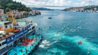 Bu yıl 34. kez gerçekleştirilecek yarış için Kuruçeşme Cemil Topuzlu Parkı’ndaki iskelede toplanan 1198’i yabancı 2441 yüzücü 3 vapurla yarışın başlayacağı Kanlıca Vapur İskelesi’ne götürüldü. Gençlik ve Spor Bakanı Mehmet Muharrem Kasapoğlu, burada yarış startını verdi. Yüzücüler sırayla iskeleden atlayarak, […]