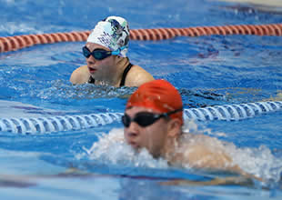 Antalya'da belediyenin yüzme havuzunda aldıkları eğitimlerle birçok madalya kazanan otizmli,