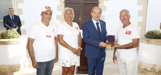 Cumhurbaşkanı Ersin Tatar kabulde yaptığı konuşmada denizcileri KKTC’nin 40. yıl dönümü dolayısıyla KKTC’de görmekten dolayı duyduğu mutluluğu paylaşarak denizcileri kutladı ve başarılar diledi. Kıbrıs Türk halkının bağımsızlığı için Anavatan Türkiye ile birlikte bu coğrafyada önemli bir milli mücadele ortaya konulduğunu […]