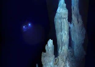 Orta Atlantik Sırtı’nın batısında, Atlantis Masifi olarak bilinen denizaltı dağının